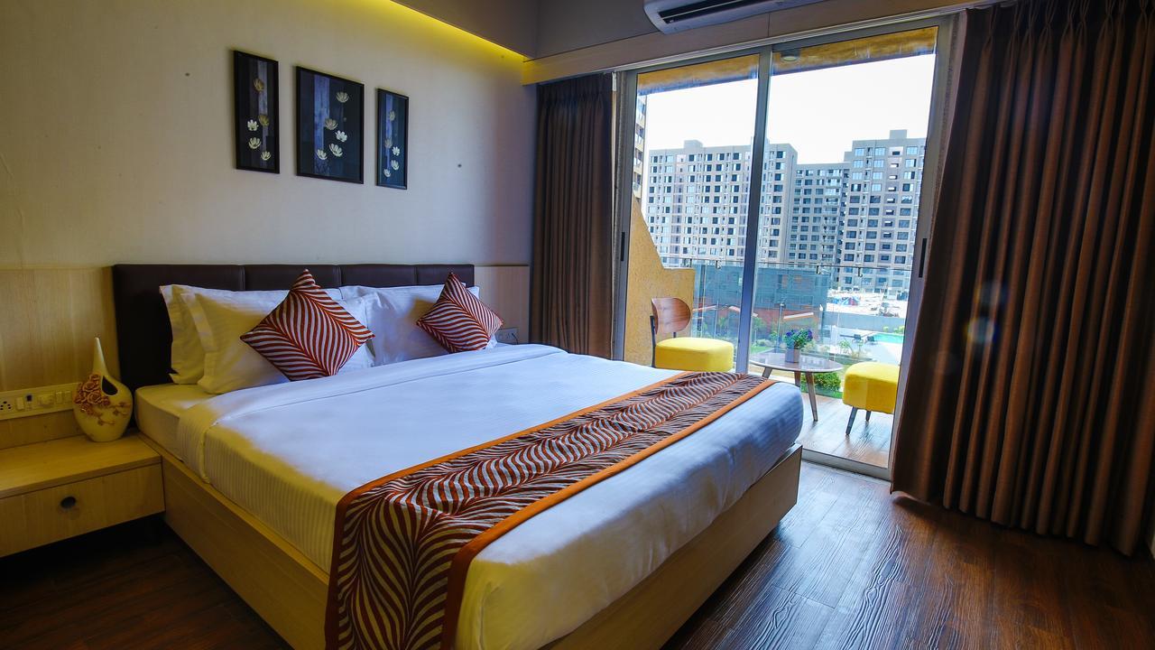 The Weekend Address Hotel Surat Luaran gambar
